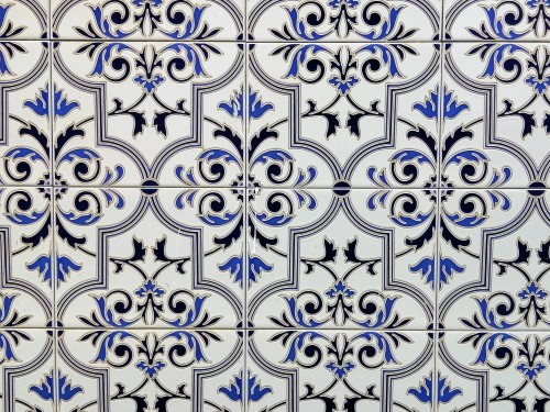 fabien-euskadi:For those who appreciate Portuguese tiles. These ones were photographed in Campo Maio