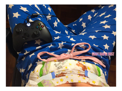 ziggydiaperdust:  Time for some Overwatch, I’m ready to go. There’s nothing like playing games with your nappy on. No breaks! Hora de jugar al Overwatch. Estoy listo. No hay nada como jugar con un pañal puesto. Sin descanso! 