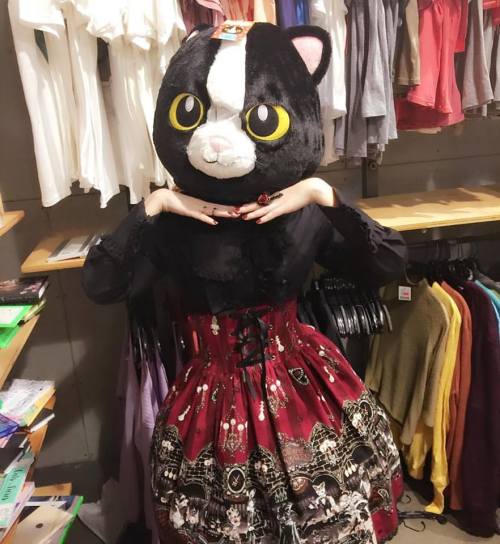 lymantriadispar:I finally wore Rosy Night’s Masquerade for a small meet on the Vegas strip to see al
