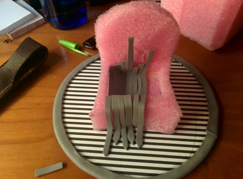 merichuel: So… I dediced to make a mini iron throne for my mobile phone. A couple of hours, l