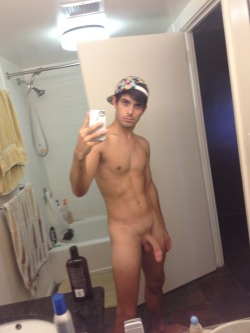 nakedguyselfies:  nakedguyselfies.tumblr.com