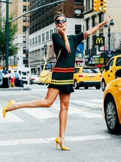 greatlegsandhighheels:  Having great legs and showing them off in a short dress and bright color pumps certainly wouldn’t hurt your effort in hailing a cab