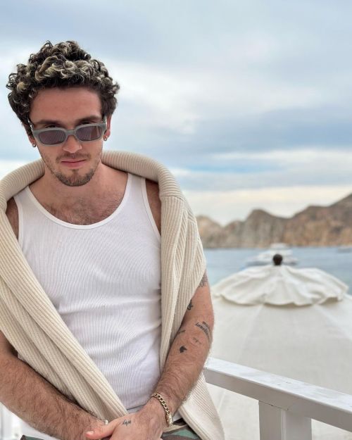 eroticbellybloatfan:  Lauv + tummy