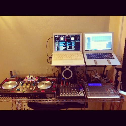 I changed the setup so it’s more two person friendly. #dj #producer #music #numark #akai #mpc #ns6 #mac