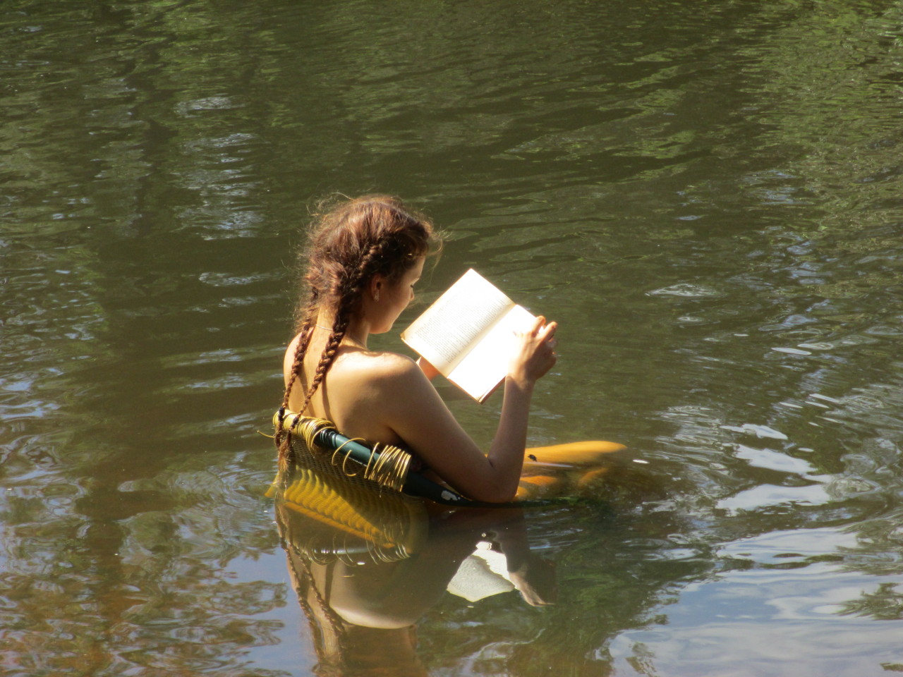 kokosnootjes: I do reading right. It was freaking hot but I wanted to read so I compromised.