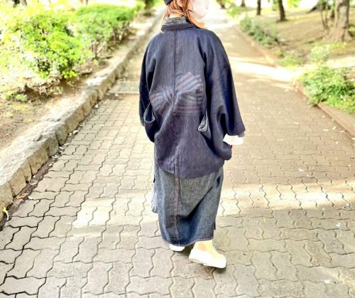 Cool modern outfit, featuring a denim kimono (worn without ohashori) paired with a stripes hanhaba o
