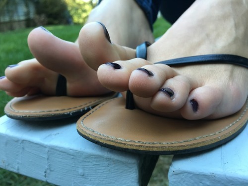 Basic thong sandals on beautiful feet.