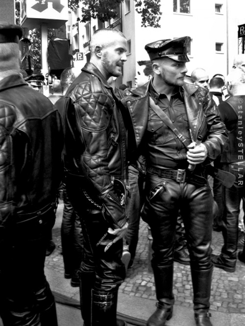 slavethompson: stanleystellar: Folsom Street Berlin 2009 / © stanleySTELLAR Kneeling Now