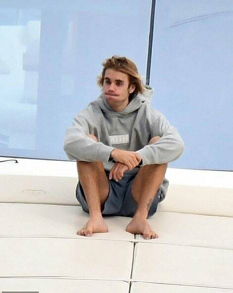 xxxtremely-pervert-gay: Justin Bieber sexy feet on holiday