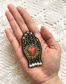 sosuperawesome:  Embroidered brooches and