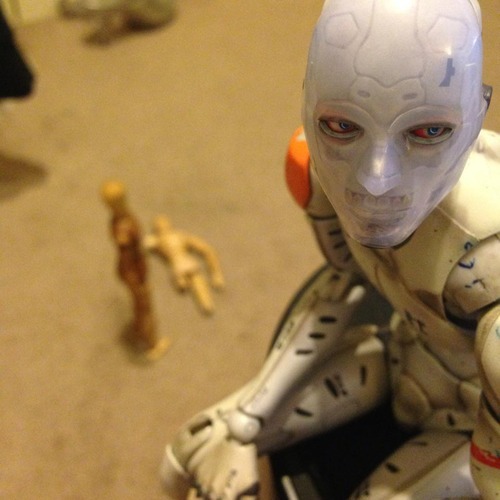 chronically–cute:  SO MY FRIEND FOUND A REALLY CREEPY ARTIST’S MANNEQUIN BUT THEN IT GOT WEIRD SEND HELP 