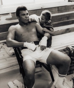 nine4eight:  Muhammad Ali with his daughter Maryum at his Deer Lake training camp, Pennsylvania in 1978.