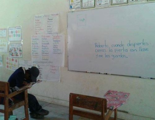 minigag:  “Roberto, cuando despiertes cierras la puerta con llave y me las guardas”.