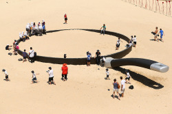 sixpenceee:A giant frying pan in a beach in Sydney, Australia. It’s a part of the Sculptures by the Sea Art Exhibition. (More Information)