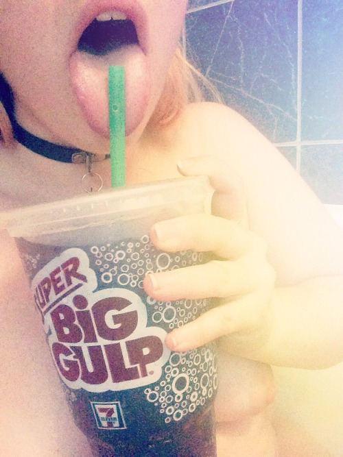 deflower-girl:  suuuuper big gulp & cookies in the tub cuz papa likes to spoil his chubby baby