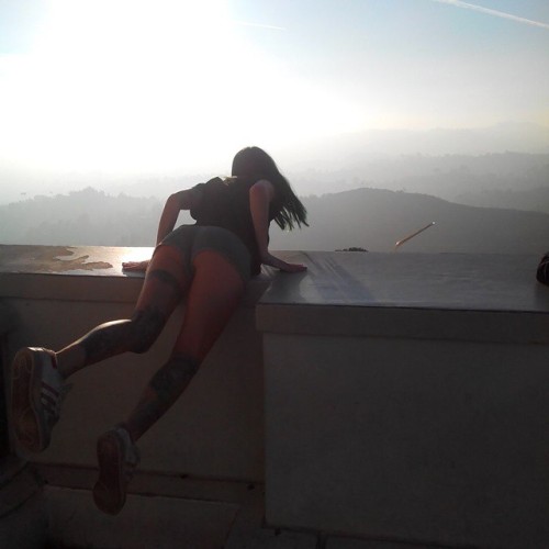 neveraboveneverbelow:  Planking before sunset (em Griffith Observatory)