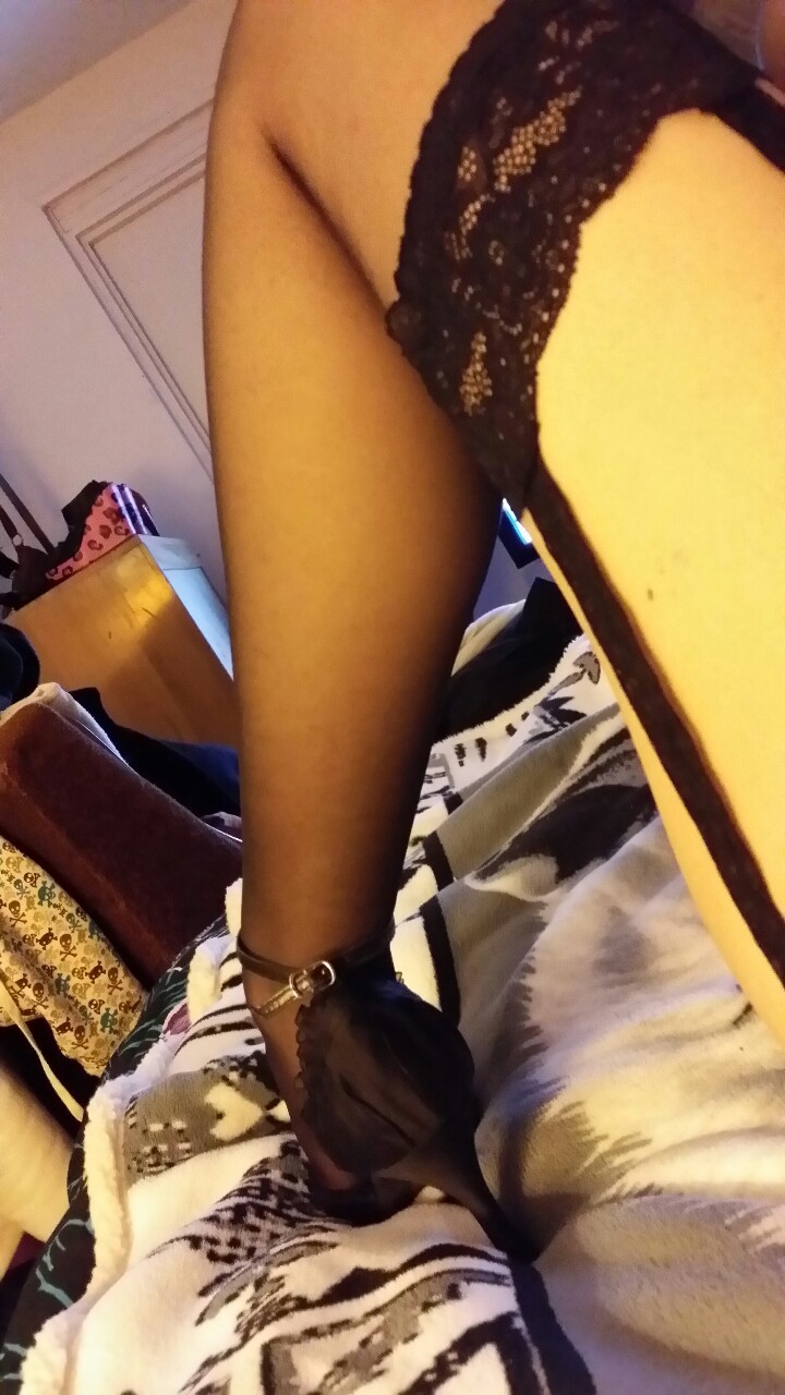 korisabiotttttch:   My pretty garters ! Un comfy tho as it’s not a true garter