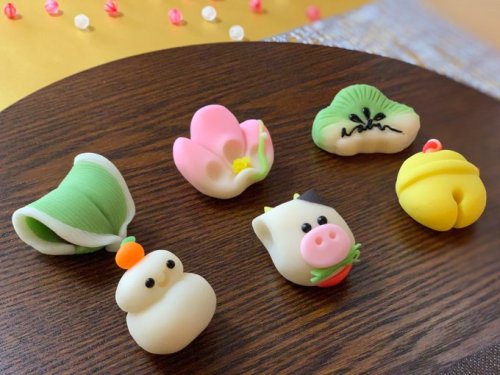 Super cute New Year auspicious wagashi cakes set by Kuramoto Hinode, featuring the Shôchikubai/three