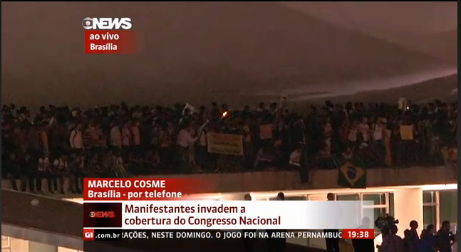 lotuseater8:  Brasilia, DF: Protesters in the roof of the National Congress! (original