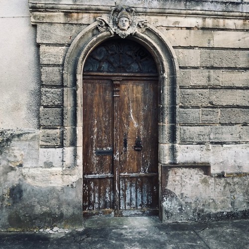 Porte dans un mur de pierre, Cadillac, Gironde, 2017.