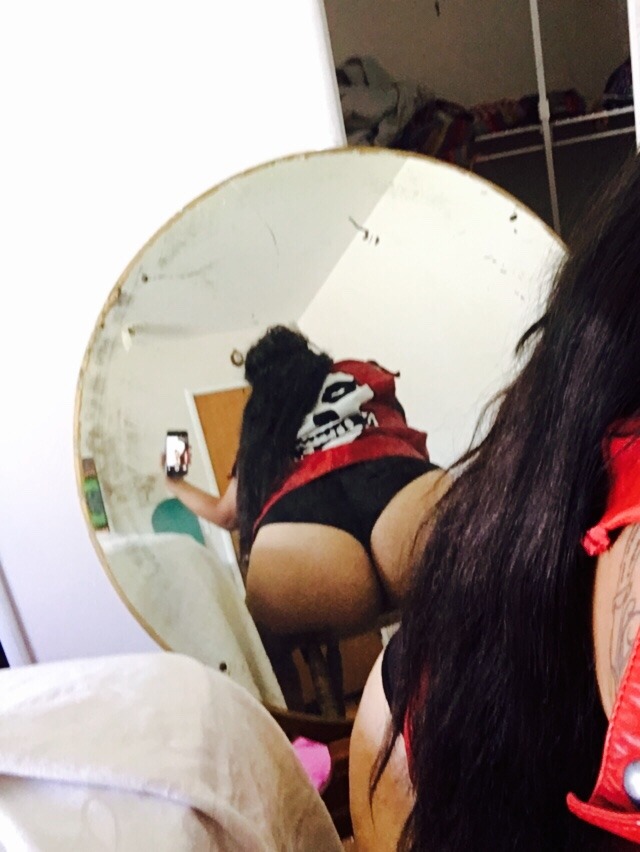 aswordinthedark:  Thicc thighs save lives