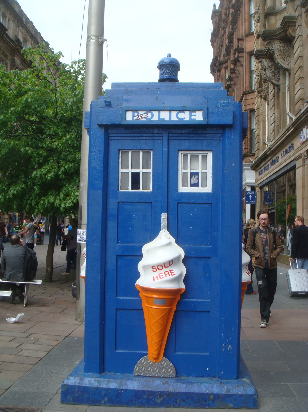 whimsicaldiscord:  Hey by the way the Doctor is in Glasgow and he’s selling ice