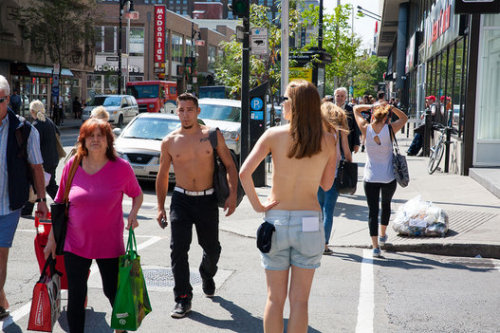 Journalistin geht oben ohne, barbusig, mit nackter Brust durch die Straßen von Montreal. Sie ist kei