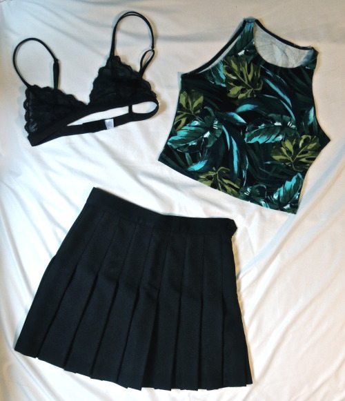 YESSSS the famous American Apparel Jungle Leaves Print Crop Top and Tennis Skirt combo!!!