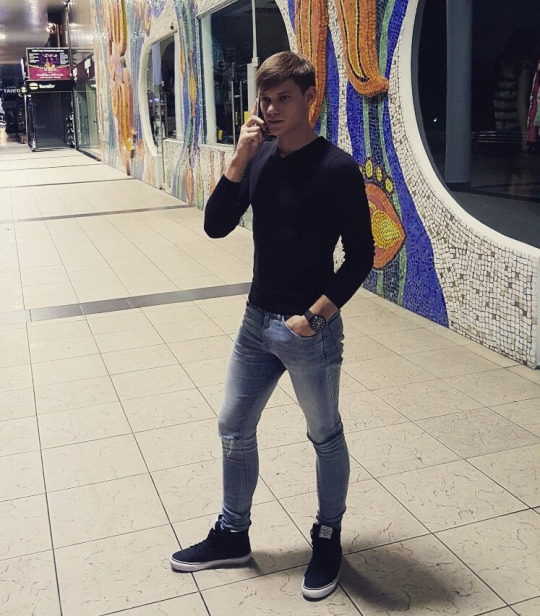 punkerskinhead:cool guy in skinny jeans
