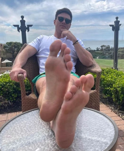 Hot male feet for your viewing pleasure