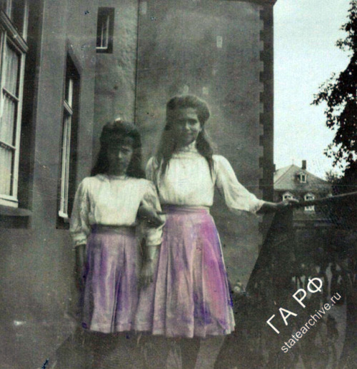 otmacamera:Anastasia Nikolaevna & Maria Nikolaevna in Friedberg, Fall 1910