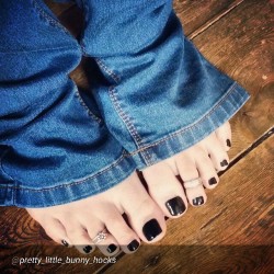 tootoes:  By @pretty_little_bunny_hocks “Hmmm