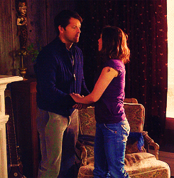 ssjdebusk:  The difference between platonic and romantic relationships Bonus:  (gifs not mine) 