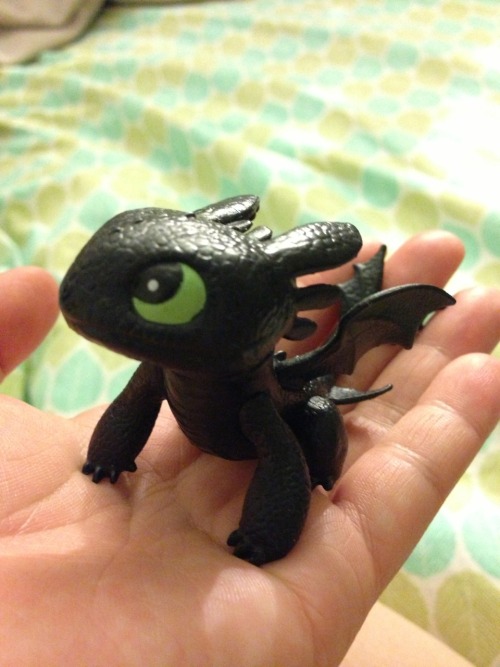 oxgall:  la-vie-en-plastique:  If this isn’t the cutest officially made figure of Toothless, I don’t know what is.  how do i get this 