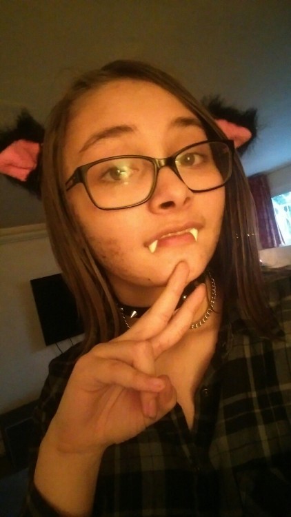 vivivihrea:  i decided to try facial hair makeup and now scruffy gay werewolf boy is here  i even put on my tail look 