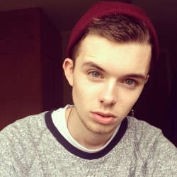 systemofadowny:  evexm:  systemofadowny:  holla   hi :)  Hi Eve   get in my bed.