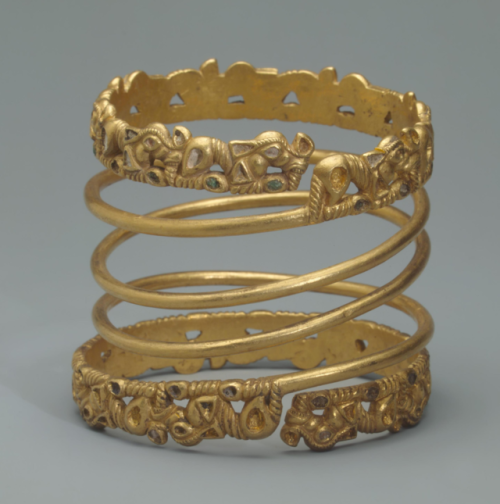 gemma-antiqua:Sarmato-Alani gold, turquoise, and coral bracelet, dated to the 1st century CE. Found 
