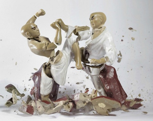 sifu-kisu:Porcelain fighting figures dropped and photographed the moment of shattering.