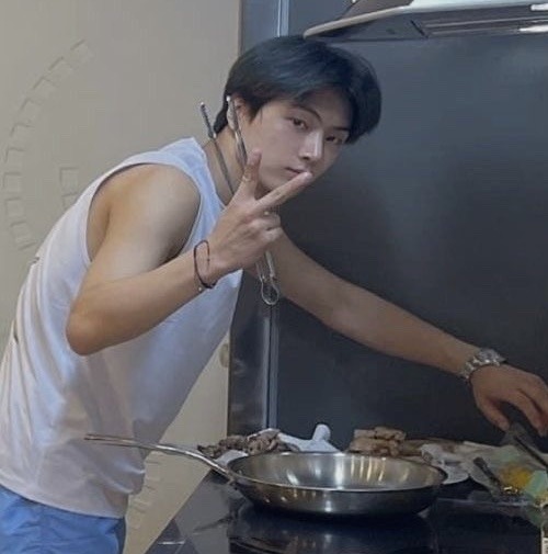 Aaaaaaaa Personally My Mind Has Convinced Me This Is Jay In The Kitchen With His Gf