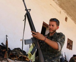 bijikurdistan:  an American YPG Fighter prepares for the battle of Girê Spî (June 15, 2015)