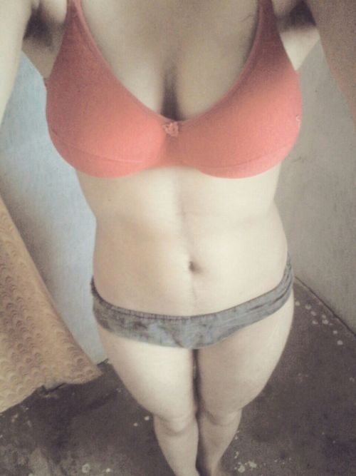 nikkyaksh314: kelino10: Complete pic of my wife only for you guys .she is dam hot. What you think gu