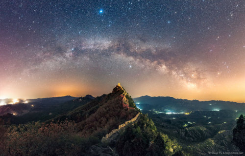 The Summer Triangle over the Great Wall   : Have you ever seen the Summer Triangle? The bright stars