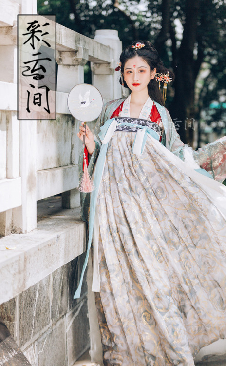 Traditional Chinese hanfu by 彩云间汉服