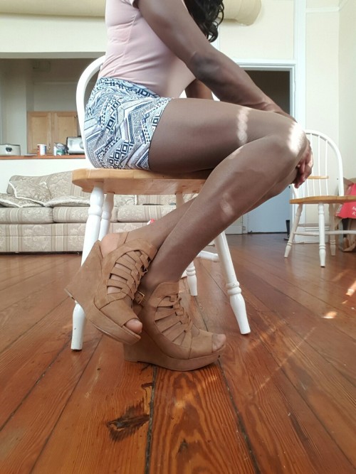 catalinacool: crossdressed-beauty:Happy Thursday  Thanks for wanting to be on my blog