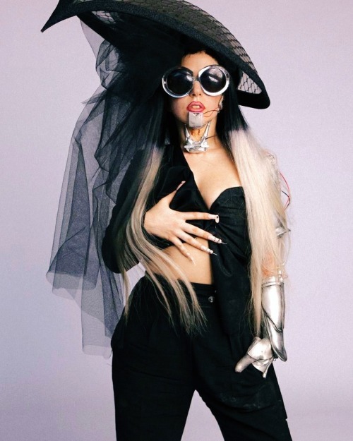  [PHOTO]— Lady Gaga for Harper’s Bazaar by Inez and Vinoodh, 2011.