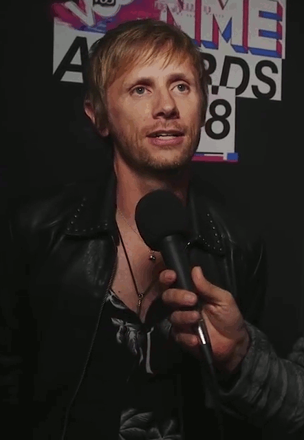 globalvst: (slightly drunk) dom at the NME awards 2018
