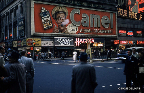 fuckyeahvintage-retro:  New York City, 1955 © Dave Gelinas