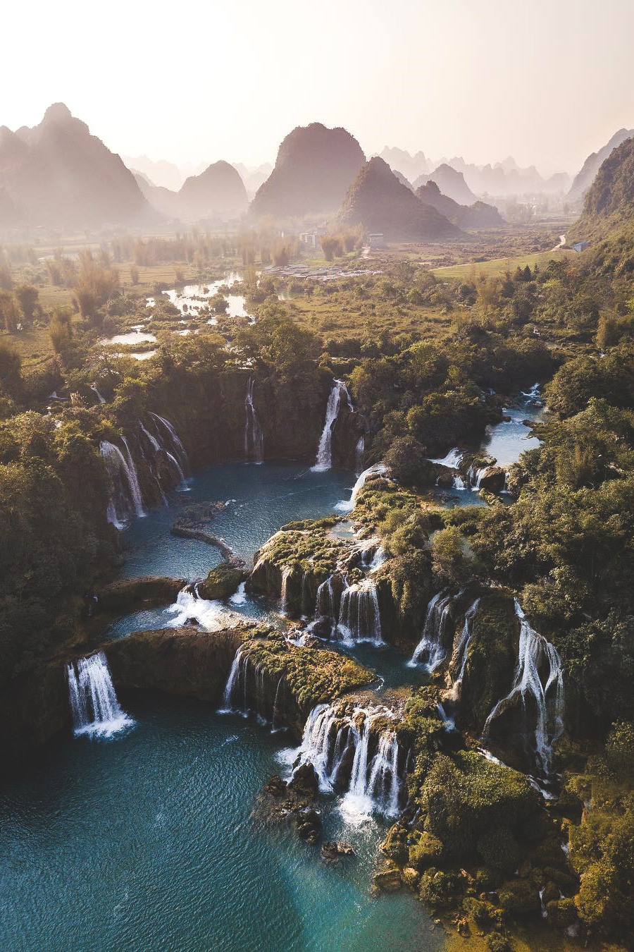 lsleofskye:  Where Vietnam and China meet | braybraywoowoo