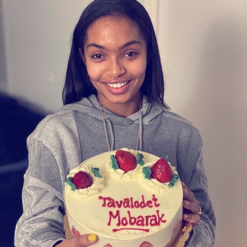 menacelebs:yarashahidi: Anyone travel with a fully portable Chai nabaat kit? My Baba knows my heart 