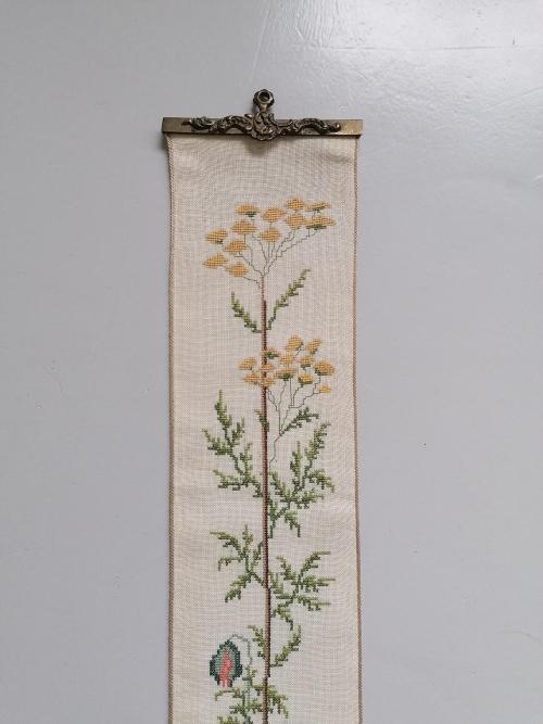 somediyprojects:Norwegian Poppy Wall Hanging, c. 1960s.“This is one of the most gorgeous needl